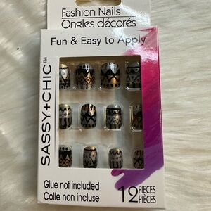 🩷5/$10🩷 Sassy+Chic Fashion Nails with Black and Gold Design